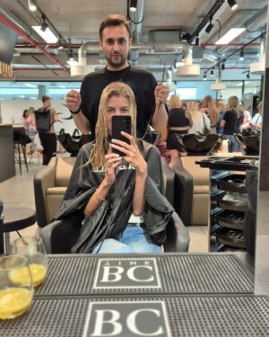 Iveta Lutovská Instagram - Jenda @jenda_hair_and_bake se s tím nepáře: "Kdy jindy změnu než teď, rozvedená jsi poprvé!" 🤭🤭🤭... Tak ok😉✂️