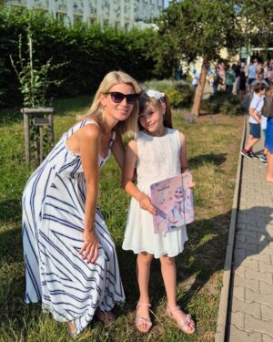 Iveta Lutovská Instagram - A je to! #huráprázdniny 😉
...a známky?! Jsou, byly a budou - a jaké, není tak podstatné. Důležité je vědět, že se děti snaží😉😉😉. Mějte krásné prázdniny a užijte si s dětmi jejich významný den, ať už je na papíře cokoliv👋
#prazdniny #vysvedceni #ahojleto