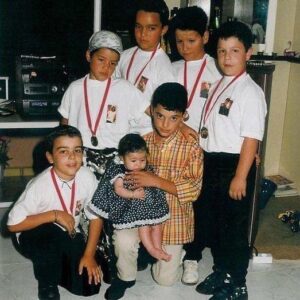 Ivo Lucas Instagram - Quando tinha 8 anos tinha uma pequena banda chamada Mini Excesso, em que eu imitava o Gonzo. Ontem voltei a ter esses 8 anos.

swipe para 1998.