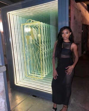 Iyana Halley Instagram - Handle with care 🫶🏾🤝🏾

@prettylittlething 💓