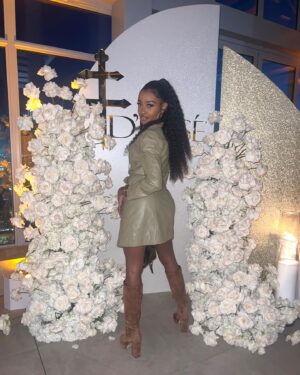 Iyana Halley Instagram - happily in my own lane 🥂🤍

#toasttoblackhollywood ✨ love being in rooms filled with excellence. #betweekend