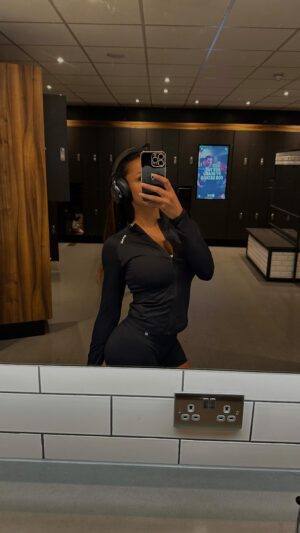 Izzy Fairthorne Instagram - #soundcorepartner finally found the perfect headphones so you don’t have to! @soundcoreuk has amazing sound quality and noise cancellation. Perfect for my active lifestyle and everyday life😍

Click the link in bio to check them out🤍

@soundcoreuk #soundcore #soundcoreheadphones #bestheadphones #spaceone #HiResAudio #headphones #noisecancelling 

⬇️ soundcore Space One⬇️

https://amzn.to/3W6AUmi