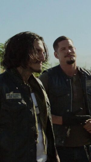 J. D. Pardo Instagram - We look out for each other! 🙌🤝 What’s the sketchiest thing you and your buddies have done!? Here’s one of mine #actor #mayansmc #harleydavidson