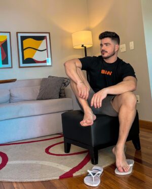 JP Gadêlha Instagram - Ah, São Paulo! Confesso que, no início, estava com uma certa preocupação em passar um tempo aqui. 

Afinal, sentia falta do conforto do meu lar. Mas, oh, surpresa! Ao me hospedar no eConfor, tudo ficou mais leve. Aquela sensação de saudade de casa foi substituída por um aconchego acolhedor. A hospitalidade e estrutura desse lugar me envolveram de tal maneira que me senti em casa desde o primeiro momento. Os funcionários simpáticos e prestativos, as acomodações aconchegantes e todos os pequenos detalhes que fazem a diferença. 

O eConfor é uma excelente opção pra fugir das moradias tradicionais, não tem burocracia, 100% online, além de ser tudo mobiliado. Mais do que isso, descobri que é possível encontrar um lar em SP! @moreeconfor
