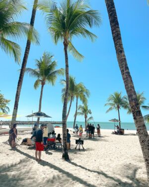 JP Gadêlha Instagram - Pense numa resenha esse rolê por Fortaleza com a @nocasomila! Amanhã tem episódio novo de Vem Fortalezear lá no @visitfortaleza! Perde não, que tá daquele jeitin!