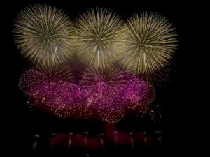 JUNNA Instagram - 長岡まつり大花火大会に初めて行かせていただきました🎇

長岡まつり大花火大会向けて制作されたオリジナル曲 
「HOPE TO THE FUTURE ~未来へ~」を歌わせていただきました🙏🏻

オープニングでは、自分の歌声と花火を一緒に。素敵な経験をさせていただきました❤️‍🔥

特等席で、同じ事務所の香帆ちゃんと琴音ちゃんと豪華なお弁当を食べながら🍱

#米フェス でも、また花火と音楽を聴けるのが楽しみになりました🫶🏻