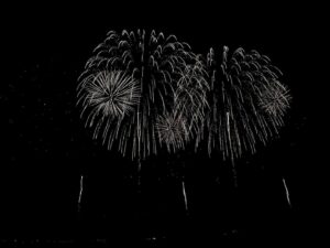 JUNNA Instagram - 長岡まつり大花火大会に初めて行かせていただきました🎇

長岡まつり大花火大会向けて制作されたオリジナル曲 
「HOPE TO THE FUTURE ~未来へ~」を歌わせていただきました🙏🏻

オープニングでは、自分の歌声と花火を一緒に。素敵な経験をさせていただきました❤️‍🔥

特等席で、同じ事務所の香帆ちゃんと琴音ちゃんと豪華なお弁当を食べながら🍱

#米フェス でも、また花火と音楽を聴けるのが楽しみになりました🫶🏻