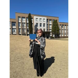 JUNNA Instagram - 先日、国際基督教大学を卒業しました🎓

4年間、大変なこともありましたが、家族、友人、関係者の皆さま、そして応援してくださった皆さまのおかげで、卒業することができました。

学生生活が終わる寂しさもありますが、これからも、音楽と存分に向き合って、最高の音楽を届け続けていきます！

---------------------------------

I graduated from International Christian University🎓

I would like to thank my family, friends, and everyone who supported me in my graduation. Thank you so much!!!!!

I’m so sad that my student life is over, but it means I have more time to face music! Thus, I would like to find and deliver music in my way.