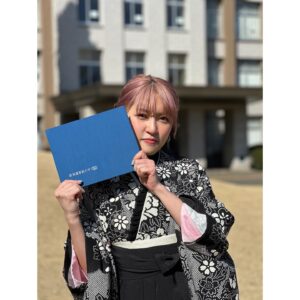 JUNNA Instagram - 先日、国際基督教大学を卒業しました🎓

4年間、大変なこともありましたが、家族、友人、関係者の皆さま、そして応援してくださった皆さまのおかげで、卒業することができました。

学生生活が終わる寂しさもありますが、これからも、音楽と存分に向き合って、最高の音楽を届け続けていきます！

---------------------------------

I graduated from International Christian University🎓

I would like to thank my family, friends, and everyone who supported me in my graduation. Thank you so much!!!!!

I’m so sad that my student life is over, but it means I have more time to face music! Thus, I would like to find and deliver music in my way.