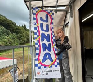 JUNNA Instagram - 長岡米百俵フェス 2023、ありがとうございました👏🏻

はじまる前まではどしゃ降りだったけど、歌いはじめたら雨が止んでくれました。

みんなのパワーのおかげです。最高に熱く、楽しく歌えました🎤

そして、常田さんとのコラボも5年ぶりで嬉しくて、楽しかったです💜

ありがとうございましたっ🫶🏻