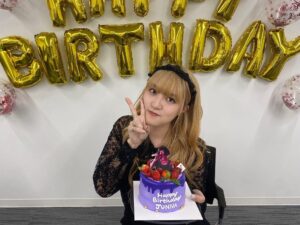 JUNNA Instagram - JUNNA、23さいになりましたっ🎂

みんな、たくさんお祝いしてくれて、ありがとう🫶🏻

大学も卒業になる年なので、音楽と全力で向き合う1年にしたい！ライブも絶対いっぱいやる！

みんなのおかげで素敵な一年になりそうですっ！！！