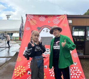 JUNNA Instagram - 長岡米百俵フェス 2023、ありがとうございました👏🏻

はじまる前まではどしゃ降りだったけど、歌いはじめたら雨が止んでくれました。

みんなのパワーのおかげです。最高に熱く、楽しく歌えました🎤

そして、常田さんとのコラボも5年ぶりで嬉しくて、楽しかったです💜

ありがとうございましたっ🫶🏻