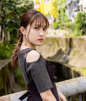 JUNNA Instagram - SPICEさん、インタビュー写真のアザーカット📷

素敵なカットばかりでした🫶🏻

衣装もDearをイメージしてブルーでかっこよく💙

Outfit: MAISON SPECIAL WOMAN
@maisonspecial_women

Photo by 福岡諒祠