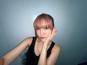 JUNNA Instagram - 7th Single "眠らされたリネージュ" リリース記念生配信特番、ありがとうございました👏🏻

夏らしくノースリーブな衣装でした🫶🏻

10月25日、リリースです💿
よろしくねっ✌🏻✌🏻✌🏻

Thank you for watching the livestream on YouTube🙏🏻

My 7th Single "Nemurasareta Lineage" will be release on October 25th. 

Please check it💿