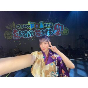 JUNNA Instagram - 京都南座での「マクロスFとΔ合わせ 京都南座歌舞伎ノ宴 ミニライブ＆歌舞伎コラボトーク」ありがとうございました👏🏻

13日は、みのりちゃんと2人でお届けしました🎤
久しぶりに、2人でアコースティックで歌えたの、とっても嬉しかった❤️💜

そして、14日は、スペシャルゲストとして、May'nさんと歌わせていただきました🎤
私の全力を受け止めてくれて、より高めてくださる大好きな先輩と歌えたこと光栄です。

歌舞伎のことも、たくさん勉強できて、観に行きたい！
日本一古い劇場、南座で歌わせていただけたこと、本当に貴重な経験でした。ありがとうございました！

ヘアメイクも衣装も最強すぎたので、みんなに見てほしい！和なテイストで仕上げてもらいました✌🏻