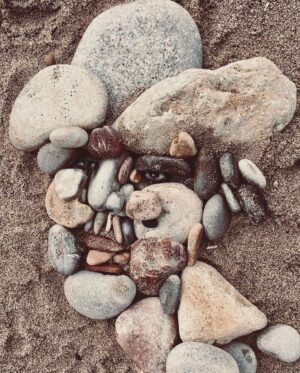 Jack Duarte Instagram - No es una cara, sólo son piedras… no se te hace loco? Que creamos que lo que vemos “así es”, cuando en realidad existen mil maneras de ver la misma cosa; mil maneras de resolver un problema… mil maneras de encontrar otra forma de observar un momento.
Arte: @ilanadar
•
•
•
Hace dos posts me escribieron un comment diciendo que les diera “fuerza para dejar de tener miedo”. Creo que no tiene que ver con fuerza sino perspectiva:

Pensar que uno necesita fuerza es creer que necesitamos resistir o pelear, asumiendo que los miedos son malos y nosotros, buenos. Y si invertimos los papeles? Nos compramos la idea de que algo externo nos “está impidiendo” alcanzar lo que necesitamos, sólo porque es más fácil creer que somos víctimas a aceptar que nos hacemos boycott, por conveniencia. Da más miedo alcanzar lo que amamos que deberle homenaje a lo que acostumbramos.

Tampoco es un tema de “dar cátedra”, lo veo en mi. Muchas veces en mi vida no he dado mi 100%, dirigiéndome hacia lo que amo, por miedo a no llegar… duele menos saber que no llegué porque no me atreví a comprometerme completamente y “perder”. Y eso es una mentira. Lo único que uno pierde al atreverse es el abandonar la idea infantil de que podemos “todo” y que “algo malo” nos impide crecer. Atrevernos a llegar a lo que amamos, muestra límites, cabrones… pero esos límites nos llevan a saber -cómo- crecer. Y eso es todo.

A la mierda con ser buenos, seamos congruentes.