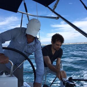 Jack Duarte Instagram - Sailing winds.

Hoy hablaremos de nada y el poder de nadar. Si todo es todo, entonces también es nada, porque todo y nada son definidos por la misma grande generalidad indefinible. Entonces estamos tú y yo aquí, flotando como papas en el mar de nada, pensando que observamos cuando en realidad no hay nada que diferenciar, sólo observamos un espejo que refleja lo que no logramos aceptar que somos… es así cómo aprender a nadar en la nada es un salto cuántico hacia atreverse a ver más allá del velo y revelar que lo único que vemos (tensión) es justo lo que necesitamos resolver para conectar con quienes somos (resonancia). Pues, nada en la nada. Fim.