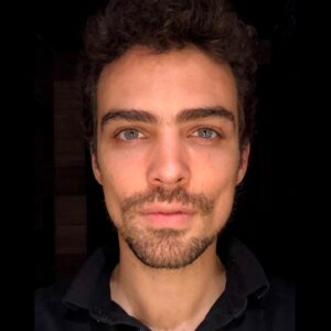 Jack Duarte Instagram - Me preguntaron que cómo le hago para entumirme del mal que existe en el mundo. Creo que esta pregunta es tan fuerte que quizá puede romper más de un corazón… no por la pregunta en sí, sino por lo que implica. Desde niños nos enseñan que para poder sobrevivir, necesitamos entumir quienes somos. La solución para existir es dejar de sentir entonces… y así, vemos el amor como algo inocente o débil y el dolor, la hostilidad y el juicio como algo poderoso. 

Crees que es así? El que no siente es fuerte? O más bien le aterra tanto sentirse vulnerable que se forzó a cercenar sus sentidos? El que avanza no es el bueno, definitivo, pero tampoco es el malo. El que avanza es el que se atreve y no se permite ser víctima: se atreve y observa sus consecuencias sin juicio, aprendiendo de ellas con amor.

El amor es tan cabal que creamos fábulas legislativas y “órdenes sociales” para privarnos de ello. “Le brindamos amor a quien es bueno y el malo le damos aislamiento”.

Siento que hemos convertido el amor en un sentimiento, como una compra venta, te amo si me gusta cómo me tratas… cuando en realidad el amor es una ventana desde la que me atrevo a ver lo que no soy. No es un tema de filosofía, sino práctico: no puedo amar al menos de que suelte lo que “creo que está bien” y escuche lo que la otra persona necesita y siente, reconociéndola por quién es.

Duele más sentir el amor porque nos rompe saber que podemos sentir esa conexión… pero en definitiva, el amor es un acto revolucionario.