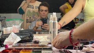 Jack Duarte Instagram - Oficialmente ha wrappeado El Dentista. Creo que lo que más amo de este proyecto es haber creado una historia con personas tan clavadas y que aman tanto lo que hacen... ojalá pueda transmitirte lo que siento con esto que escribo:

Vemos un proyecto, disfrutamos la historia, sin darnos cuenta que en realidad, cada segundo que vemos en pantalla está creado por cientos o miles de creadores, que han invertido cientas de horas, estructurando el por qué de cada detalle. Cada una de estas personas han recibido en su vida miles de “no puedes” o “nunca vas a llegar a hacer lo que amas” y con todo el amor y la disciplina que tienen, se barren esos millares de “no”, se levantan y continuan creando, sin importar si van a llegar o no… y al final, cuando ganan, todo el mundo afirma “siempre supimos que lo lograría”… ves? Es una carrera que aunque pueda generar una soledad compleja y requiera de una disciplina que pocos se atreven a tener; genera una presión que crea diamantes. Cada una de las personas aquí son eso para mi: diamantes que sin importar la adversidad, han generado en su vida una potencia de excelencia. 

Podrías abrir los cuadernos de cada uno de ellos y encontrarías en sus garigoleos obras de arte: sketches de 1 minuto que develan un universo.

En fin. Les comparto algunas fotos del cuaderno de @daniel__cosio una foto con mi querido Omar (coordinador de Stunts) y @Tulio, y una foto paparazzi con el equipo de maquillaje (encabezado por @alfredotigremora quien es un chingón).