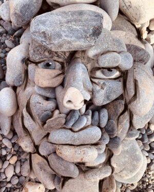 Jack Duarte Instagram - No es una cara, sólo son piedras… no se te hace loco? Que creamos que lo que vemos “así es”, cuando en realidad existen mil maneras de ver la misma cosa; mil maneras de resolver un problema… mil maneras de encontrar otra forma de observar un momento.
Arte: @ilanadar
•
•
•
Hace dos posts me escribieron un comment diciendo que les diera “fuerza para dejar de tener miedo”. Creo que no tiene que ver con fuerza sino perspectiva:

Pensar que uno necesita fuerza es creer que necesitamos resistir o pelear, asumiendo que los miedos son malos y nosotros, buenos. Y si invertimos los papeles? Nos compramos la idea de que algo externo nos “está impidiendo” alcanzar lo que necesitamos, sólo porque es más fácil creer que somos víctimas a aceptar que nos hacemos boycott, por conveniencia. Da más miedo alcanzar lo que amamos que deberle homenaje a lo que acostumbramos.

Tampoco es un tema de “dar cátedra”, lo veo en mi. Muchas veces en mi vida no he dado mi 100%, dirigiéndome hacia lo que amo, por miedo a no llegar… duele menos saber que no llegué porque no me atreví a comprometerme completamente y “perder”. Y eso es una mentira. Lo único que uno pierde al atreverse es el abandonar la idea infantil de que podemos “todo” y que “algo malo” nos impide crecer. Atrevernos a llegar a lo que amamos, muestra límites, cabrones… pero esos límites nos llevan a saber -cómo- crecer. Y eso es todo.

A la mierda con ser buenos, seamos congruentes.