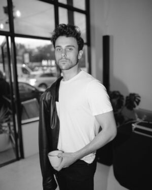 Jack Falahee Instagram - Pre show party at @thegorkyla 

📷 @mksadler
