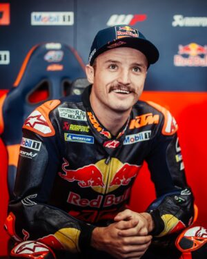 Jack Miller Instagram - Suited and booted for the final time this year, let's get after it @ktmfactoryracing 🤝