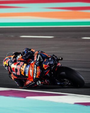 Jack Miller Instagram - My pace was decent and made some passes to get ahead of the big group in front, definitely felt better than yesterday. Semi-positive end to what had been a difficult weekend now I’m looking forward to one of my favorite tracks at Valencia 🤟