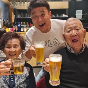Jack Neo Instagram - 一路来老爸都喝酒。难得一起干杯...