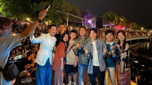 Jack Neo Instagram - 最後一場 @ilightsingapore 的演出圆满成功，在这一天也因为《小孩不笨3》的导演 @jackneock 和演員們變得更精彩難忘！🥹 謝謝每一位到場支持的你們！❤️ 

#ilightsingapore #sgbuskers #marinabaysands #jeffhellomusic #新加坡 #街頭藝人 #小孩不笨3 #inotstupid3 #jteamsg #mm2singapore