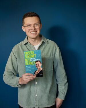 Jacob Beautemps Instagram - Mein erstes eigenes Buch „Unsere Zukunft neu denken“ kann jetzt vorbestellt werden! In dem Buch geht es um die größten Innovationen unserer Zeit und die klugen Köpfe dahinter. Und davon habe ich in den letzten Jahren unglaublich viele kennengelernt, ob Tüftler, Nobelpreisträger, Tech-Größen wie Bill Gates oder den Vizepräsidenten für KI Entwicklung von Google, aber auch Menschen, die mit innovativen Lösungen Alltagsprobleme gelöst haben. Um all diese Menschen geht es in dem Buch 🔬🧬🧪🔭🥼 Das Buch erscheint zwar erst nächstes Jahr, aber jede Vorbestellung hilft, da die Bücher dadurch höher gerankt werden und die Buchhandlungen danach auswählen, welche Bücher sie bestellen. Wenn ihr also ein spannendes Buch voller Wissen haben wollt und mich unterstützen wollt, dann freut euch über eine Vorbestellung! 🙏
#buch #buchliebe #büchernerd @sfischerverlage