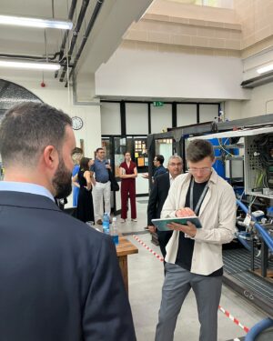 Jacob Beautemps Instagram - „Ihre Visonen formen unsere Zukunft“ - Jacob auf dem #European #inventoraward 2024

Es ist schon verrückt, dass wir in der Regel Schauspielerinnen und Schauspieler oder Sportlerinnen und Sportler mehr ehren, als Erfinderinnen und Erfinder, obwohl deren Innovationen für uns überlebenswichtig sind. Umso mehr freue ich mich, dass ich den diesjährigen European Inventor Award des @europeanpatentoffice zusammen mit @filomenacautela moderieren durfte. Und dieses Jahr war der Award eine richtig fette Show. Wir waren parallel im Livestream und die Leute haben es gefeiert, dass diese genialen Menschen endlich eine Bühne kriegen. Es war unglaublich inspirierend und ermutigend, insbesondere die Young Inventors, die ihre Erfindungen auf der Bühne demonstriert haben! Danke, dass ich dabei sein durfte 🙏