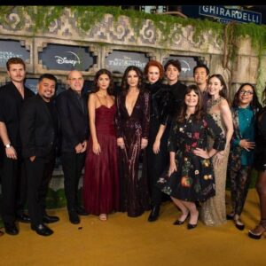 Jacob Vargas Instagram - Great time at the @disneynt National Treasure Edge of History Series premiere at @elcapitanthtre with this amazing cast. Can’t wait for you all to watch it on @disneyplus starting Dec 14!!