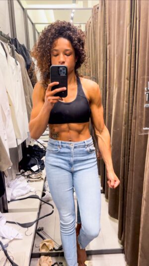 Jacqueline Cavalcanti Instagram - FIGHT CAMP😈

Um dos momentos mais importantes para a além da luta, é o dia da pesagem ⚖️

Ao longo das semanas antes da pesagem o meu corpo transforma-se. 
São dias e horas dedicadas especialmente para chegar no dia, subir na balança e bater o peso estipulado. 🎯

A maior parte das pessoas não entendem do porque de nós lutadores, termos de perder tanto peso especificamente para 1 DIA‼️
.
.
.
.
.
#fight #mma #bodybuilding #body #girlbody #gym #muscle #portugal #lisboa #almada #strings #cbum #women #fightcamp #lostweight #emagrecer #dieta