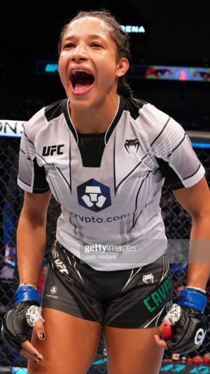Jacqueline Cavalcanti Instagram - Neste ano que gravei este anúncio, inicialmente não tinha percebido que seria para o maior canal desporto dos Estados Unidos @espn e que seria um anúncio para o @ufc. 

Na altura eu não tinha noção de quando e como iria lutar no UFC. Mas desdas primeiras gravações e das primeiras cenas, eu sentia que estavam a gravar a minha História de vida e que seria uma questão  de tempo para chegar lá🫡

E hoje aqui estamos, um sonho e um objetivo tornado realidade.

Sei que voltarei mais forte☝️

Agradeço ao Diretor de cena 🎬 @marcelrasquin 
 
@pararrayos.tv @alain.famasloop @valentinalandaez 
@blakevaz @indiegocinema @hmartinez_dp @crs.cinema 
.
. @boosterfightgear 
.
#work #espn #espnmma #camo #video champion #fight #mma #guerra #americalatina #ufcspa #portugal🇵🇹 #lasvegas