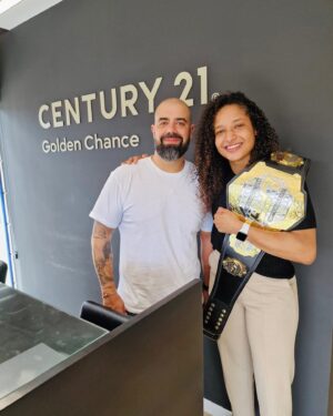 Jacqueline Cavalcanti Instagram - A vida tem sentido quando temos metas pelas quais batalhamos para  torna-las reais. E vocês me apoiam a alcançá-las diariamente.  Hoje estamos a tornar mais um sonho em realidade. 

Aqui na @century21_golden_chance e com o @amilcar_montez_consulting 
Te ajudarão encontrar a sua casa dos sonhos🏡

Obrigado @amilcar_montez_consulting  @century21_golden_chance por me apoiar e acredita no meu trabalho. Já trabalhamos juntos há algum tempo, desdo início traçámos metas e objetivos e estamos alcançá-los.

#metasclaras #metas #house #centrum #foco #portugal #casasbonitas #imobiliario