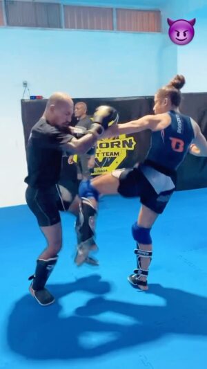 Jacqueline Cavalcanti Instagram - JOKE 🃏 
.
.
.
.
.
.
#joke #mma #kicks #boxing #womanstyle #power #brincadeira #workout #hystory #letsgo #game #jogo #brasilia #portugal #pernas