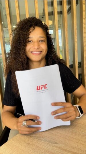 Jacqueline Cavalcanti Instagram - Aos que estão se perguntando se estou realmente no @ufc , a resposta existe só uma,
SIM! 
 A minha grande chance chegou, algo que almejava por tantos anos, finalmente se realizou, recebi a “tal chamada” para o UFC.
 Entre grandes obstáculos finalmente conseguimos chegar.
.
@pedro_faustino_manager 👊

@lfafighting @lfa_brasil @blvckoutgym @rebornfightteam @arturwilliaml 
.
.
#ufc #mma #chegamos #porrada #kickboxing #tudolindo #letsgo #historyfacts #portugal #