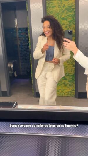 Jacqueline Cavalcanti Instagram - Why do women take so long in the  restroom? 😂

Comedy😂

#funkbrasil #music #brazilianfunk #housemusic