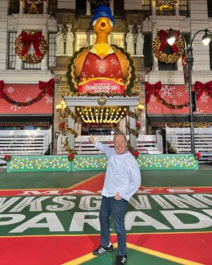 Jacques Torres Instagram - One of the best days of the year is here! The 97th Macy’s Thanksgiving Day Parade was truly magical, thank you @macys for having us serve breakfast, hot chocolate and @illy_us coffee this morning. #macysdayparade #LIVEHAPPilly