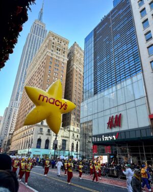 Jacques Torres Instagram - One of the best days of the year is here! The 97th Macy’s Thanksgiving Day Parade was truly magical, thank you @macys for having us serve breakfast, hot chocolate and @illy_us coffee this morning. #macysdayparade #LIVEHAPPilly