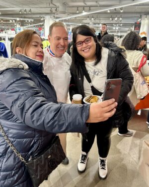Jacques Torres Instagram - One of the best days of the year is here! The 97th Macy’s Thanksgiving Day Parade was truly magical, thank you @macys for having us serve breakfast, hot chocolate and @illy_us coffee this morning. #macysdayparade #LIVEHAPPilly