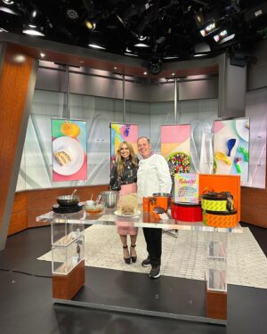 Jacques Torres Instagram - This season of @nailedit is one big “pastry bootcamp” as I mentioned before on  @newyorklivetv with @sara_gore ! I loved sharing more about this season and how amazing it is to see our bakers improve after each challenge. I had an amazing time today showing Sara how to make a caramel cage, you can learn too! 🍪👀🤩