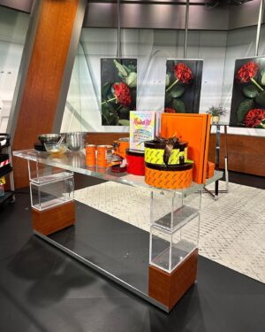 Jacques Torres Instagram - This season of @nailedit is one big “pastry bootcamp” as I mentioned before on  @newyorklivetv with @sara_gore ! I loved sharing more about this season and how amazing it is to see our bakers improve after each challenge. I had an amazing time today showing Sara how to make a caramel cage, you can learn too! 🍪👀🤩