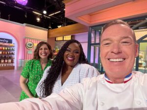 Jacques Torres Instagram - In episode 2 your favorite bakers improved their skills and were tasked to create a fruit filled cake! 🍓🍋🍰 They put in their best effort to create a fruity masterpiece. 🤭🤩 Stream @nailedit now on @netflix to see which baker mastered this challenge!