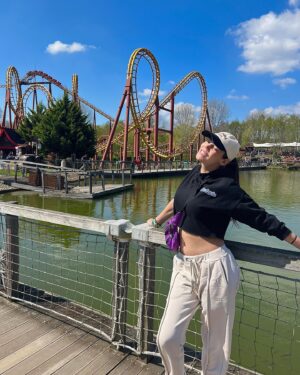 Jade Cavoué Instagram - Une de mes plus grandes passions c’est les rollers coasters🎢
