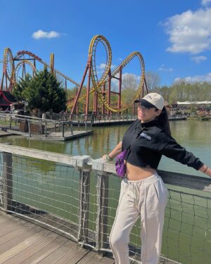 Jade Cavoué Instagram - Une de mes plus grandes passions c’est les rollers coasters🎢