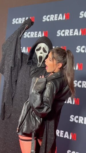 Jade Cavoué Instagram - Grâce à @paramountpicturesfrance j’ai enfin rencontrée l’amour de ma vie ! #ghostface #avantpremiere @screammovies