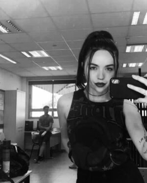 Jade Sakori Instagram - זאת מעיין מחר אתם תכירו אותה לראשונה ב 22:00 בערוץ 13 אבל עד אז... רציתי לספר לכם כמה אני מוקירה תודה על התפקיד הזה וכמה חיכיתי ועבדתי קשה בשביל לקבל אותו אז תודה להפקה ובמיוחד למלהקת ולבמאי שלקחו אותי לעולם שלהם והעולם הזה עצוב וכואב אבל הוא אמיתי לצערי הרב ותודה שהכנסתם אותי למשפחה שלכם ולסדרה של החיים שלי אז פשוט תודה 🔱
#בלקספייס #בלאקספייס
@reshettv @ofirlobel @perrykafri_agency @blackspace_tv
