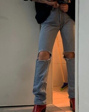 Jade Sakori Instagram - Still wearing my old levi’s jeans cause I don’t give A Fuck about fashion or money 💰