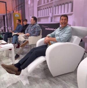 Jaime Cantizano Instagram - De verdad que hoy vine a trabajar a #mañaneros pero me tropecé con un sillón relax. @rtve @la1_tve_ #tv #camara